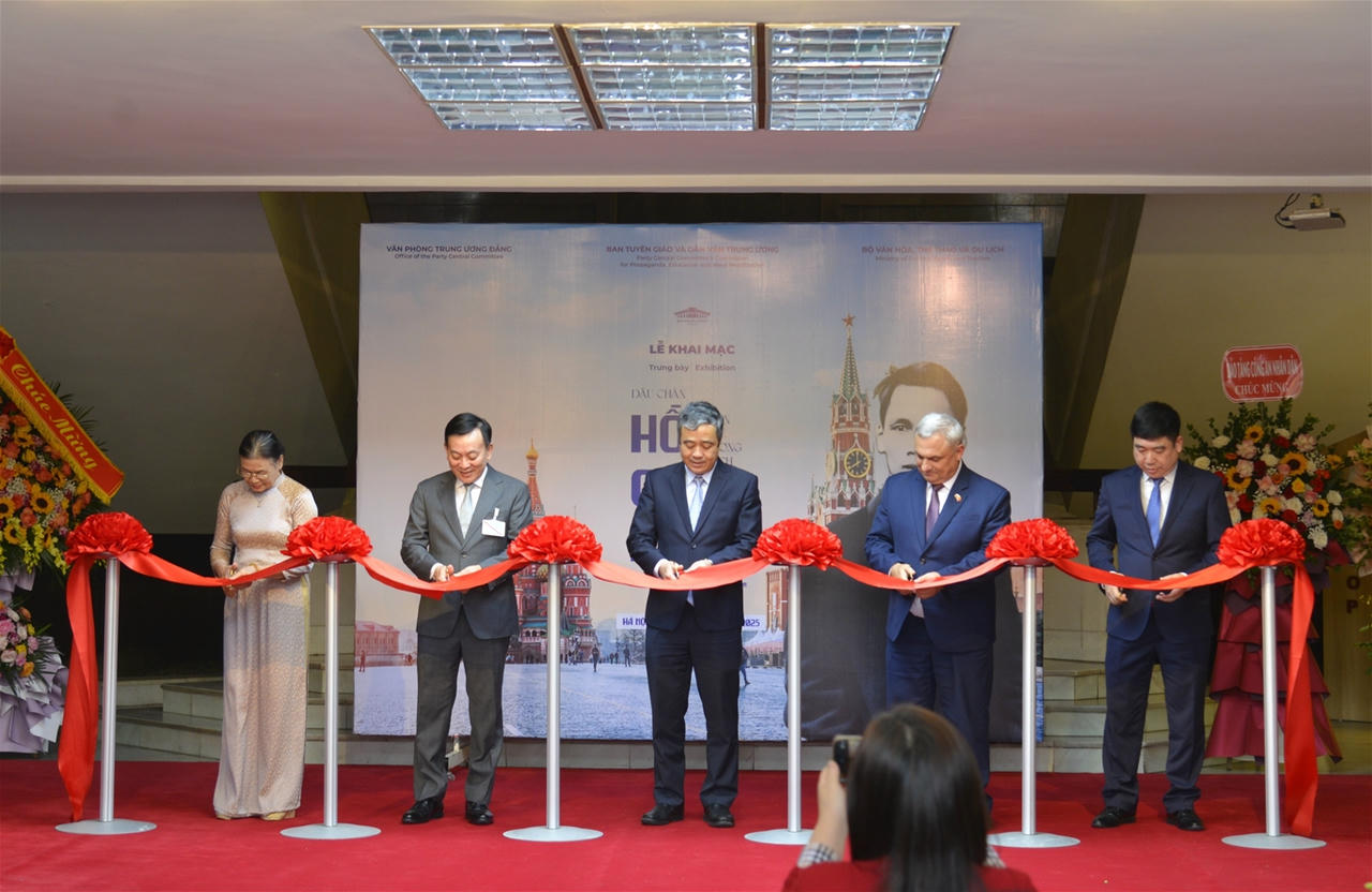 Các đại biểu cắt băng khai mạc Trưng bày chuyên đề “Dấu chân Hồ Chí Minh trên quê hương Cách mạng Tháng Mười”.