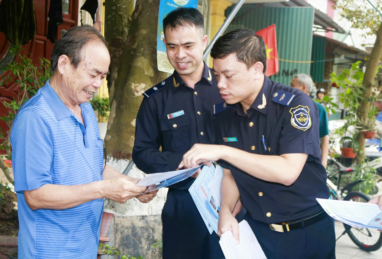 Hải quan cửa khẩu quốc tế Móng Cái tăng cường phối hợp với chính quyền địa phương để đẩy mạnh công tác tuyên truyền.