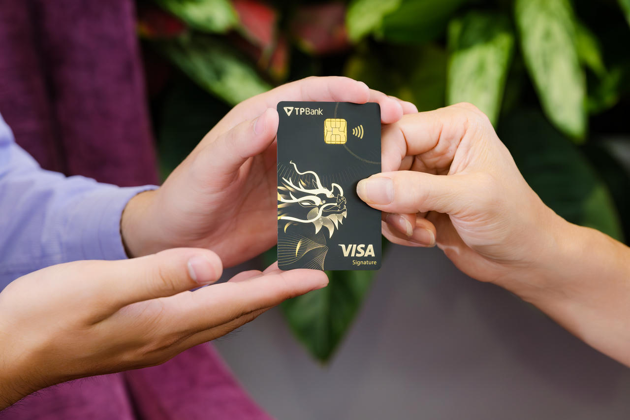 Thẻ cao cấp TPBank Visa Signature nổi bật như một “tấm hộ chiếu tài chính” toàn cầu.