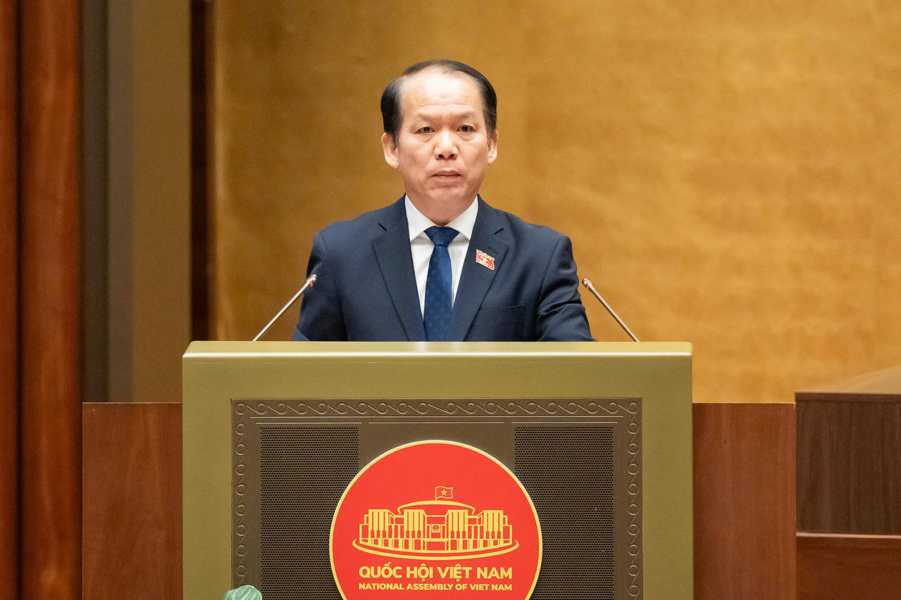 Chủ nhiệm Ủy ban Pháp luật và Tư pháp của Quốc hội Hoàng Thanh Tùng trình bày báo cáo thẩm tra.