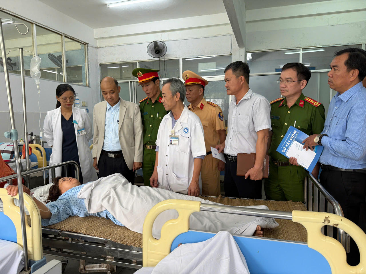 
Phó Chủ tịch UBND TP Đà Nẵng Lê Quang Nam (thứ 2 từ trái qua) thăm hỏi, động viên, chia sẻ với nạn nhân trong vụ tai nạn trên cao tốc Đà Nẵng - Quảng Ngãi.