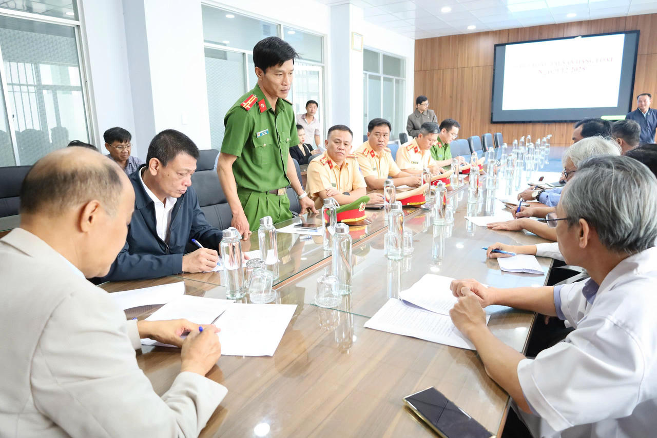 Đại tá Trần Minh Nguyên - Phó Giám đốc Công an TP Đà Nẵng báo cáo nguyên nhân ban đầu vụ việc.