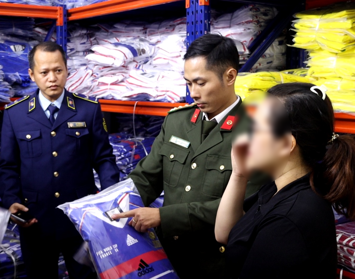 TP Hà Nội: Phát hiện cửa hàng chứa hơn 6.400 sản phẩm nghi giả Nike, Adidas, Puma bán trên sàn TMĐT