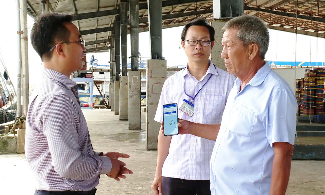 Ông Nguyễn Hữu Tân (bên phải) chủ phương tiện tại xã Sông Đốc cam kết với lãnh đạo Sở Nông nghiệp và Môi trường và cán bộ chuyên môn, lắp đặt và theo dõi thiết bị giám sát hành trình 24/24 giờ.