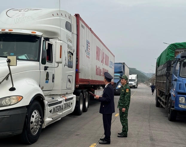 Hải quan cửa khẩu quốc tế Móng Cái kiểm tra, giám sát hàng hoá xuất nhập khẩu.