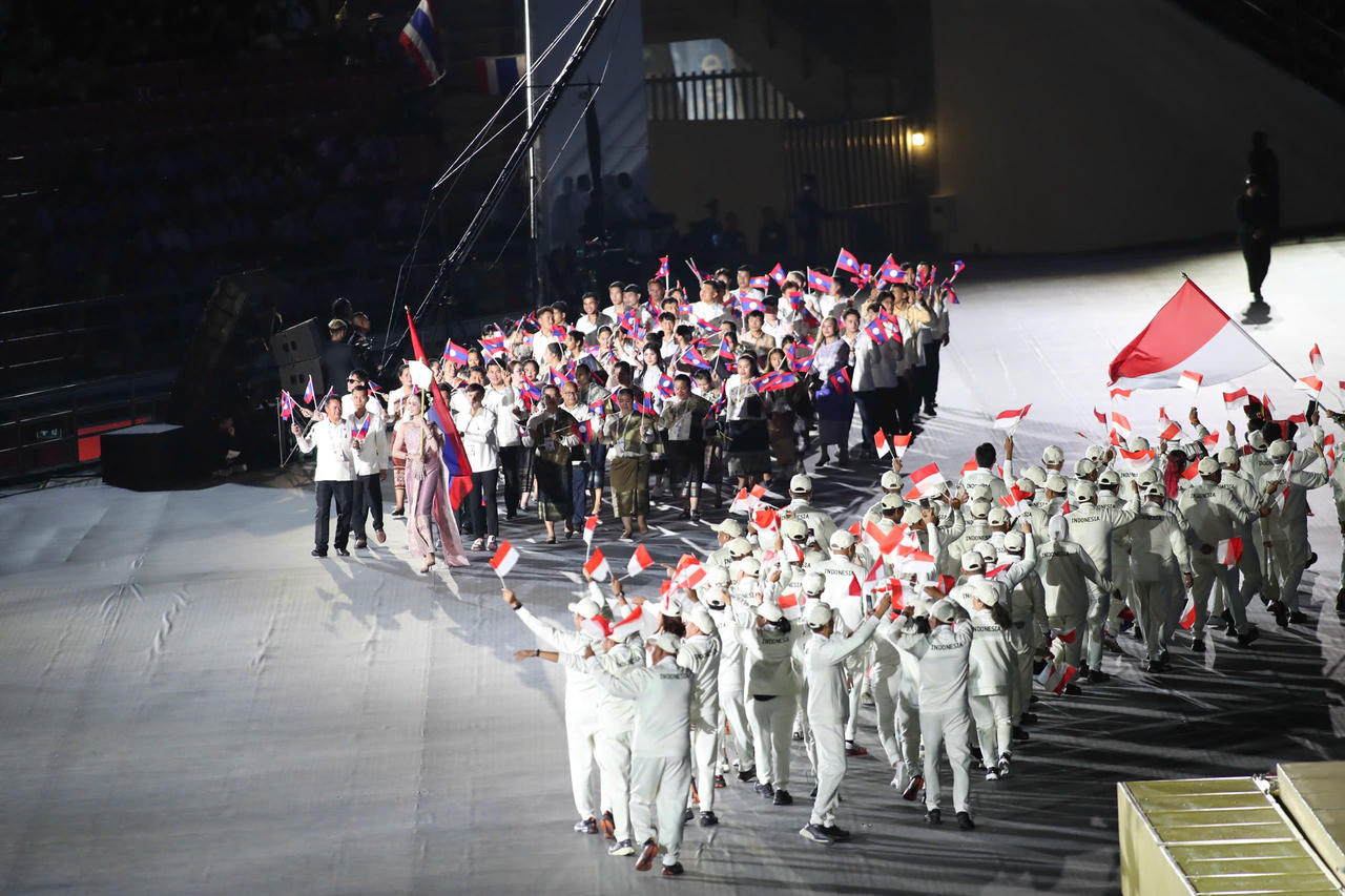 Các đoàn thể thao tham dự SEA Games 33 lần lượt diễu hành qua lễ đài trong tiếng reo vang của khán giả.

