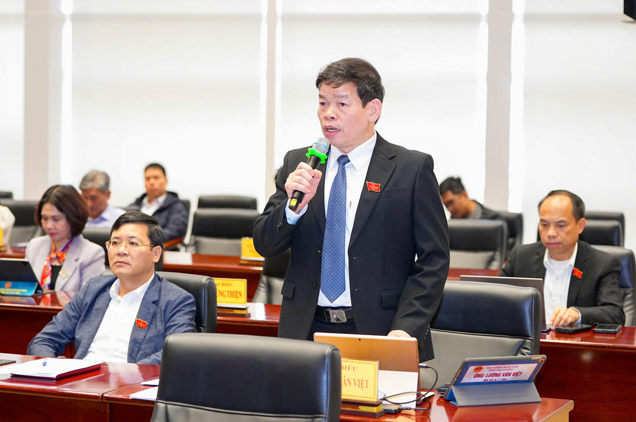 Ông&nbsp;Lương Văn Việt, Giám đốc Sở Giáo dục và Đào tạo trả lời chất vấn.
