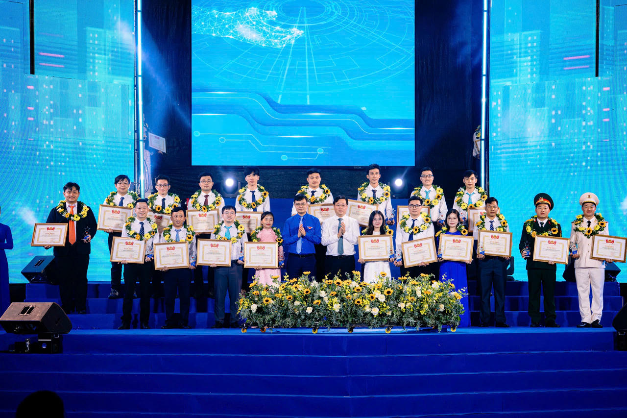 Các tác giả và đại diện nhóm tác giả nhận Giải thưởng Tuổi trẻ sáng tạo toàn quốc năm 2025