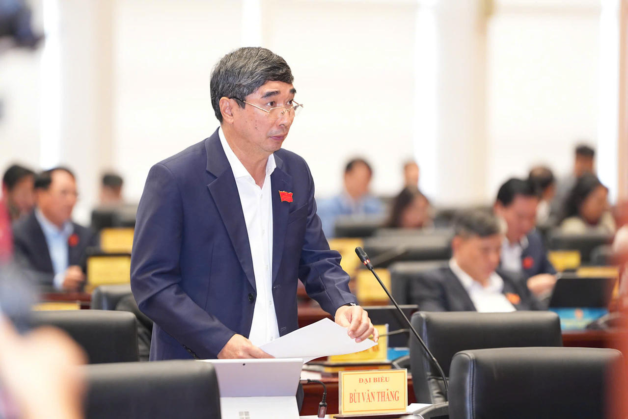 &nbsp;Ông&nbsp;Bùi Văn Thăng, Giám đốc Sở Nông nghiệp và Môi trường trả lời chất vấn.