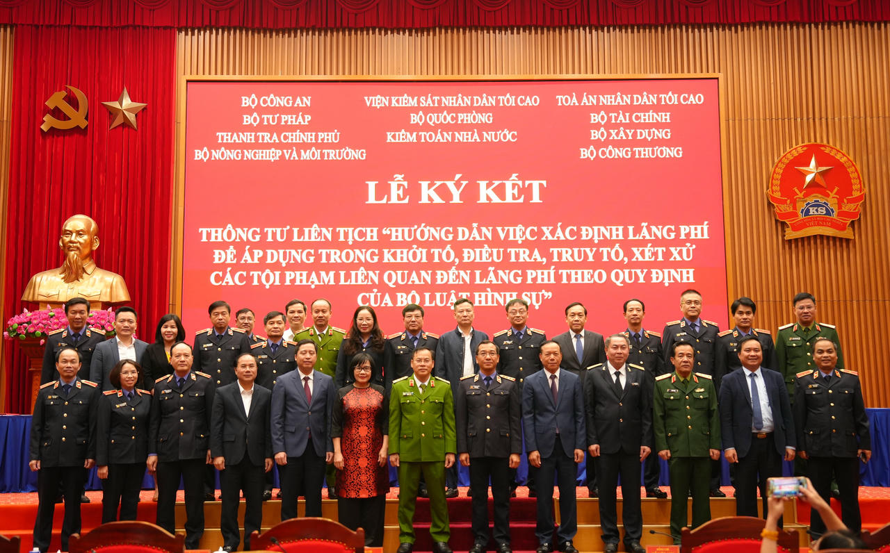 Các đại biểu chụp ảnh lưu niệm.