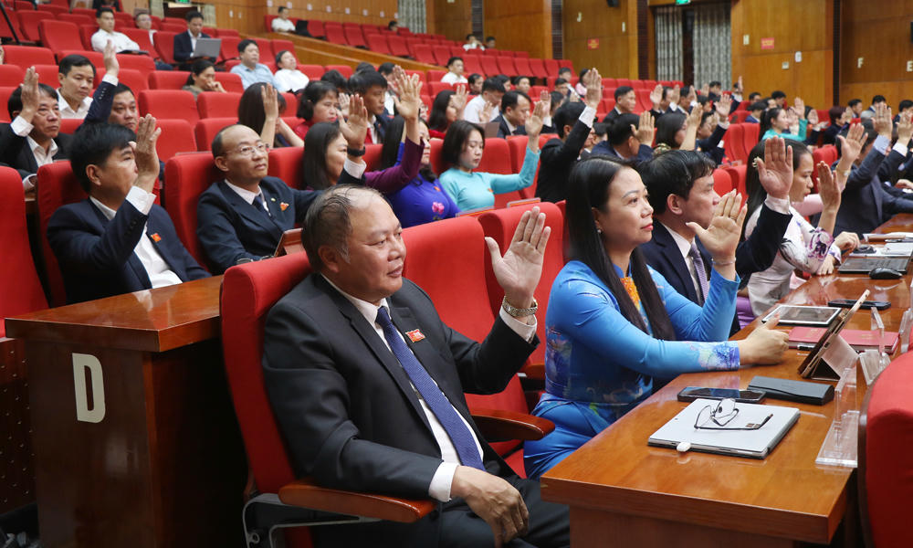 Các đại biểu HĐND tỉnh biểu quyết thông qua dự thảo Nghị quyết tại kỳ họp.