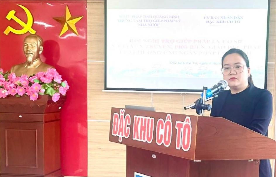 Bà Vũ Thị Uyên - Phó Giám đốc Trung tâm TGPL giới thiệu về chính sách TGPL và một số quy định pháp luật có liên quan.