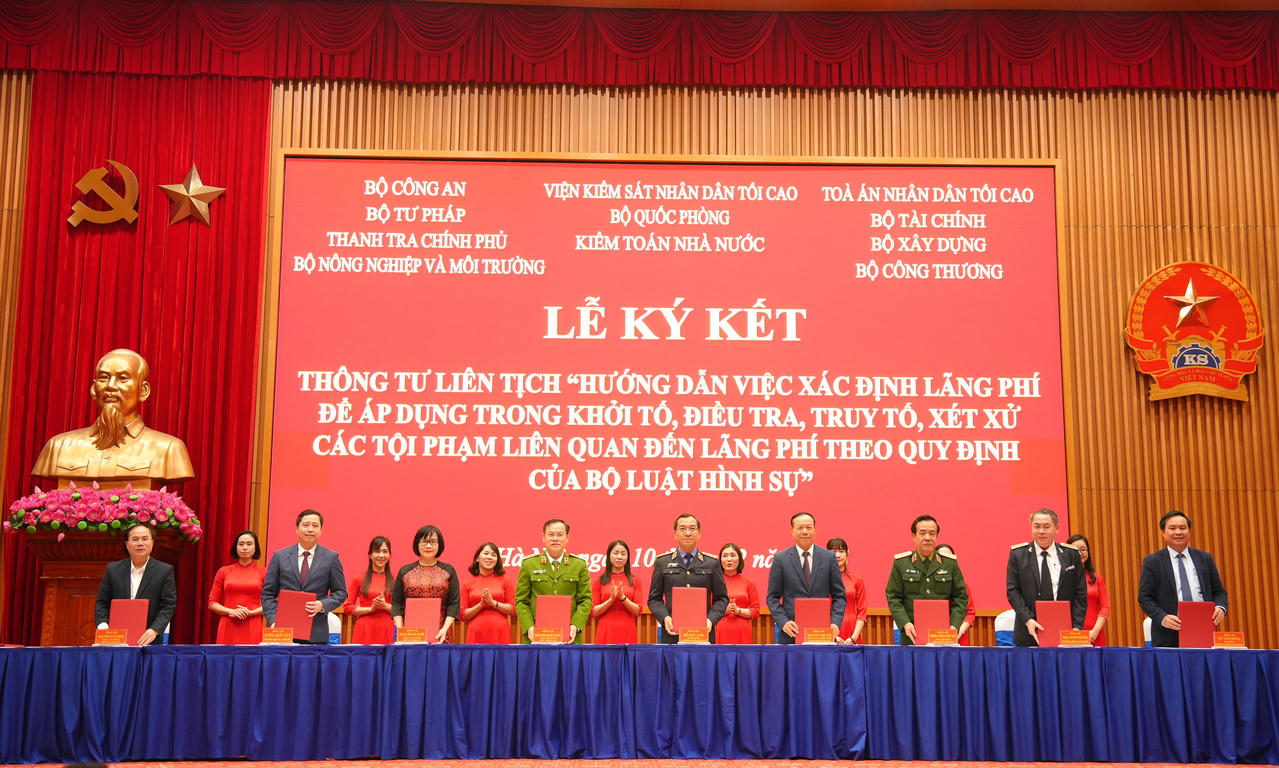 Đại diện, lãnh đạo các Bộ, ngành tham gia ký Thông tư liên tịch..