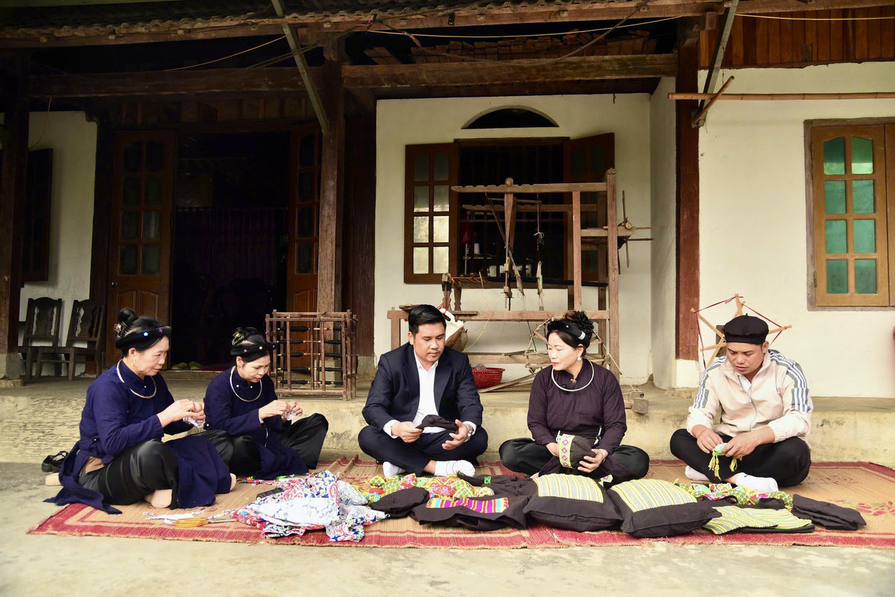  Nơi sợi chỉ thổ cẩm, từng nếp nhà đánh thức ký ức núi rừng