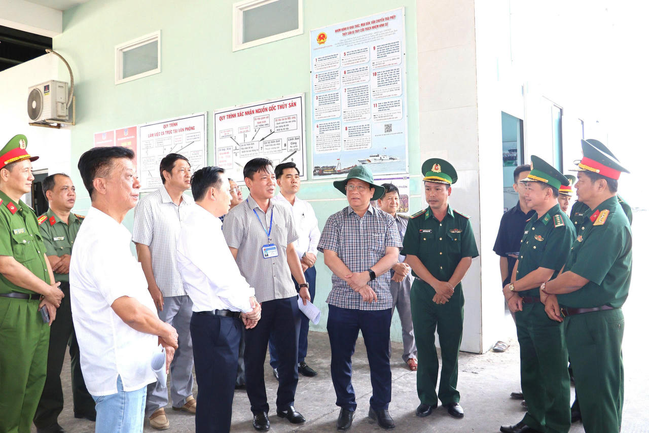 Chủ tịch UBND tỉnh Hồ Văn Mừng kiểm tra thực tế và ghi nhận sự triển khai nghiêm túc, tích cực của các đơn vị trong công tác chống khai thác hải sản bất hợp pháp, không báo cáo và không theo quy định (IUU) (Ảnh: Khánh Thùy). 