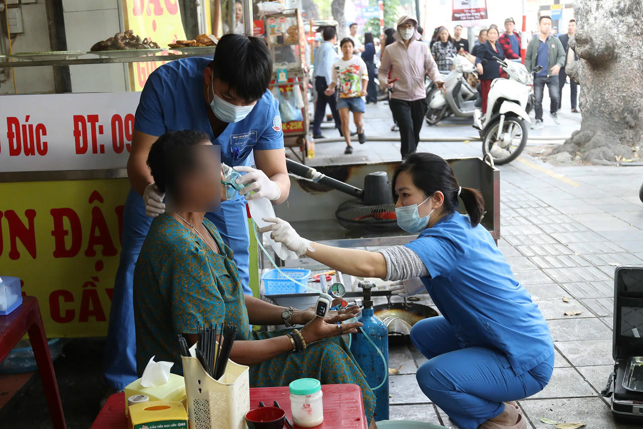 Một người phụ nữ được lực lượng y tế chăm sóc sức khỏe. (Ảnh: Vietnamnet).