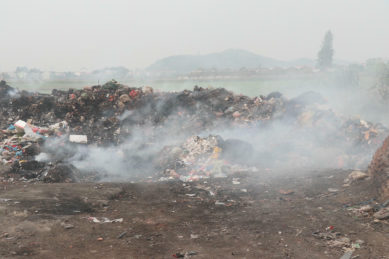 Rác được xử lý bằng hình thức đốt thủ công lộ thiên gây khói bụi mù mịt.