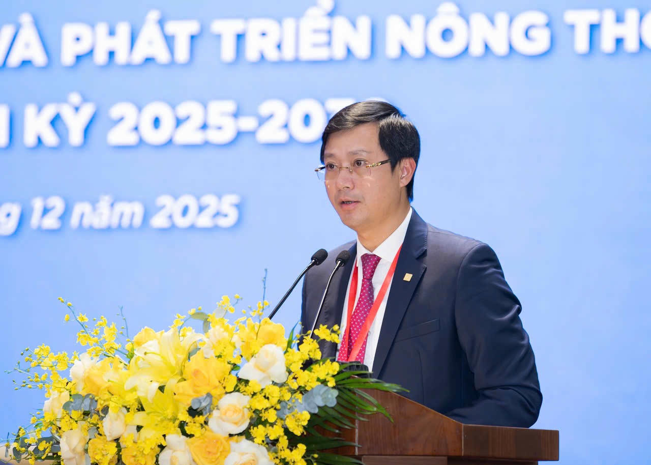 Phó Tổng Giám đốc Agribank Đỗ Đức Thành trình bày Báo cáo kiểm điểm của Ban Chấp hành Công đoàn Agribank khóa VI