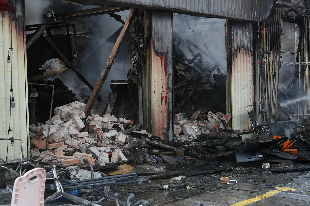 Ngôi nhà cấp 4 bị đổ sập sau vụ cháy.&nbsp;(Ảnh: Vietnamnet).