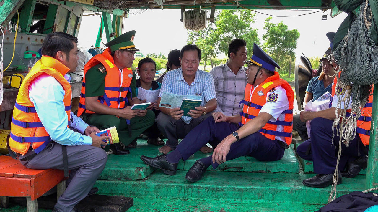 Lực lượng chức năng tuyên truyền, hướng dẫn ngư dân về công tác chống khai thác hải sản bất hợp pháp, không báo cáo và không theo quy định (Ảnh: Khánh Thùy)