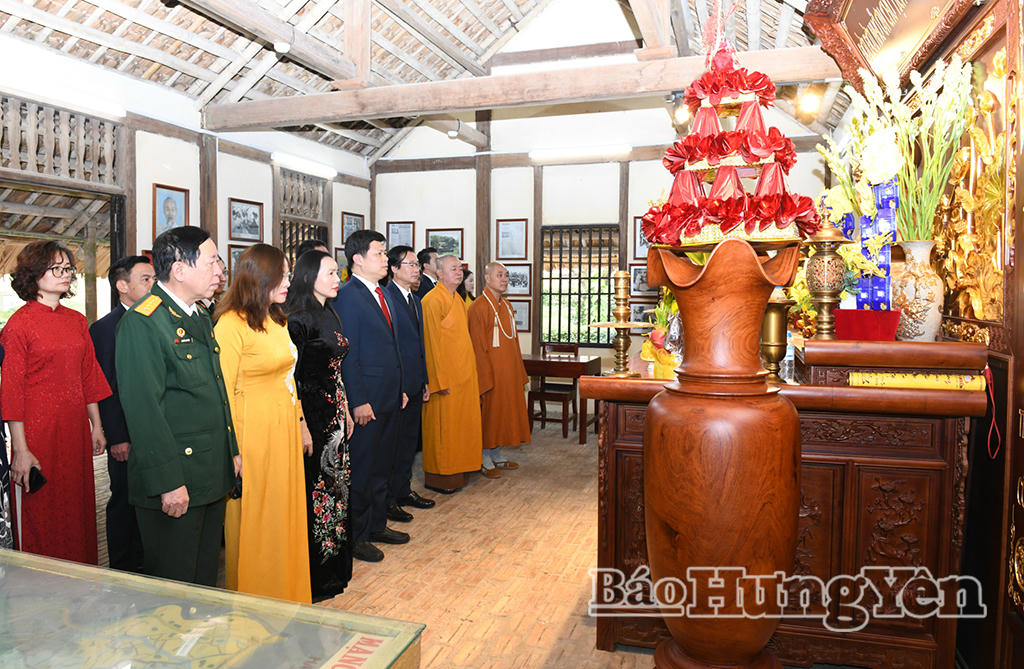 Các đại biểu dâng hương tại Nhà lưu niệm Bác Hồ (phường Phố Hiến). (Ảnh: Báo Hưng Yên)