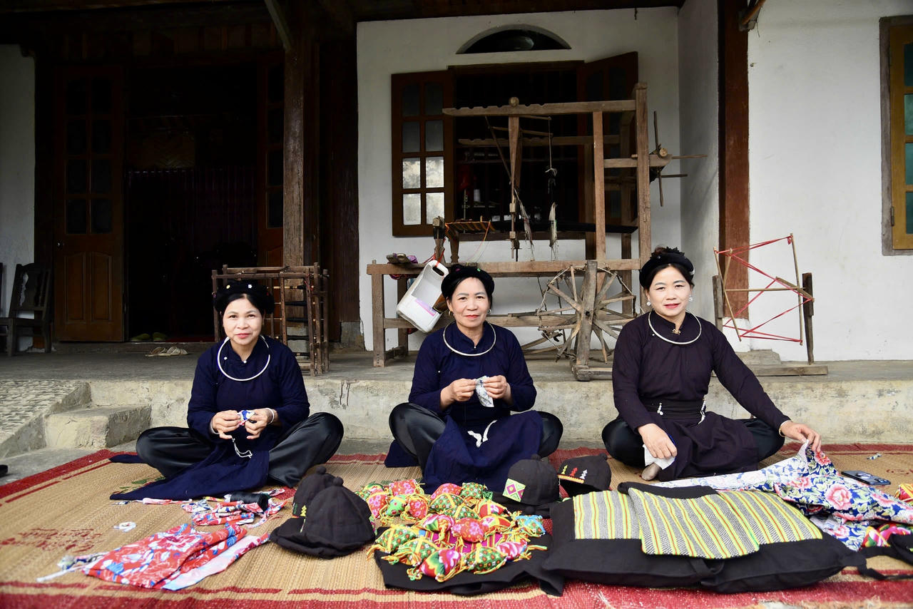 Phụ nữ Tày làm chủ kinh tế du lịch ở Nam Cường. (Ảnh: Thanh Tùng).