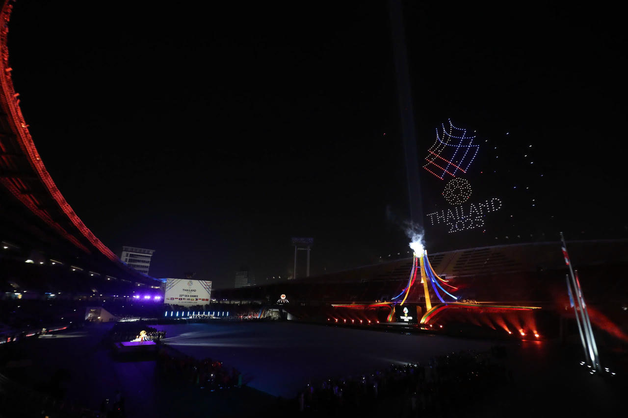 Ngọn lửa SEA Games 33 được thắp sáng trên đài lửa Rajamangala.&nbsp;