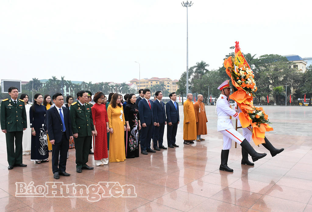 Các đại biểu dâng hoa tại Tượng đài Tổng Bí thư Nguyễn Văn Linh (phường Phố Hiến). (Ảnh: Báo Hưng Yên)