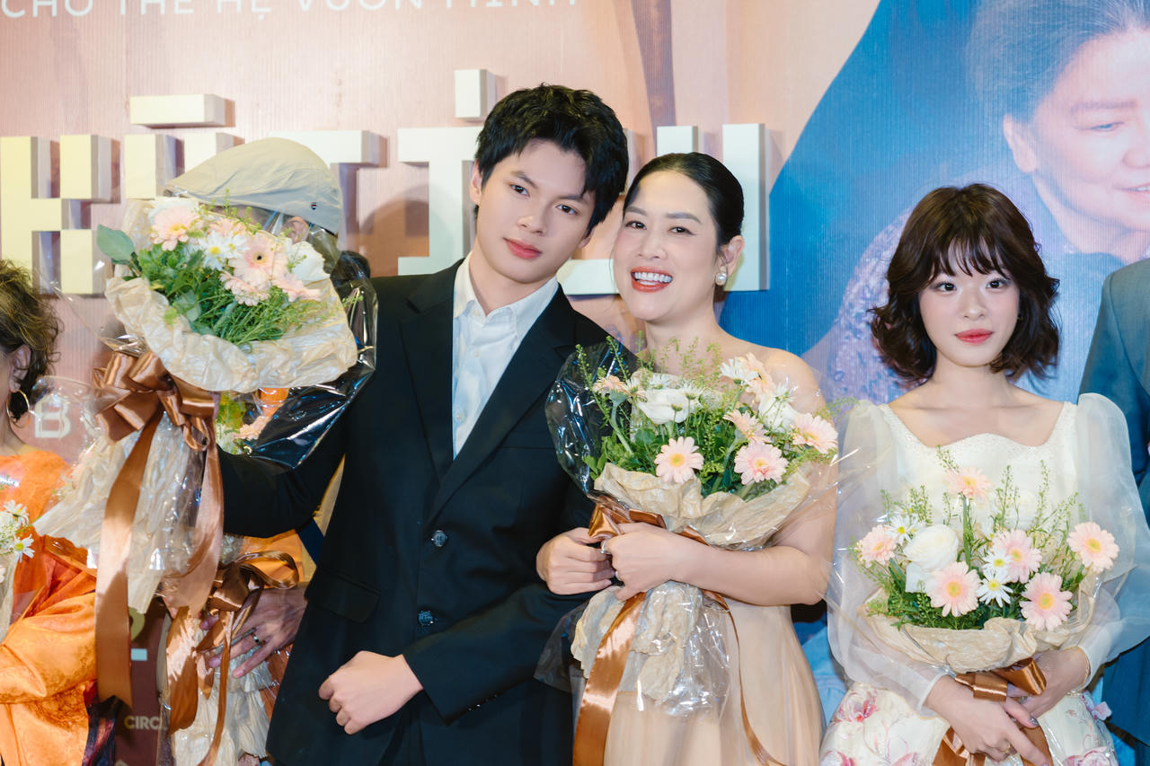 Diễn viên Trần Tú - Hà Hương - Hồng Khanh tại buổi ra mắt phim ngày 9/12. Ảnh: ĐPCC