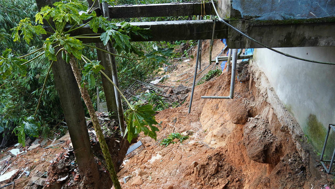 Hiện trường sạt lở tại khu dân cư đường Hùng Vương, thôn 3A, xã miền núi Khe Sanh, tỉnh Quảng Trị.