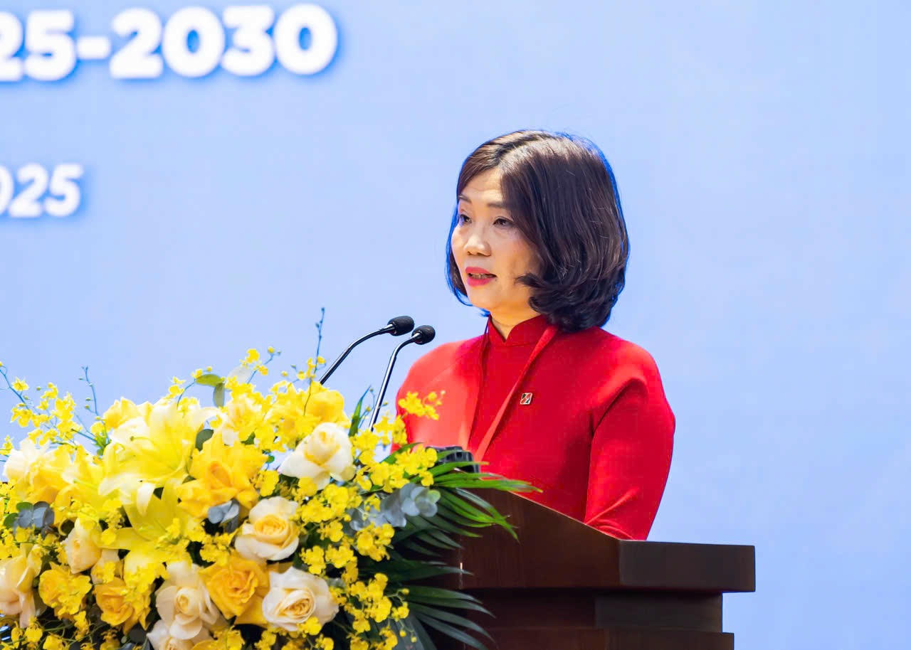 Đồng chí Từ Thị Kim Thanh, Thành viên Hội đồng thành viên, Chủ tịch Công đoàn Agribank phát biểu khai mạc Đại hội