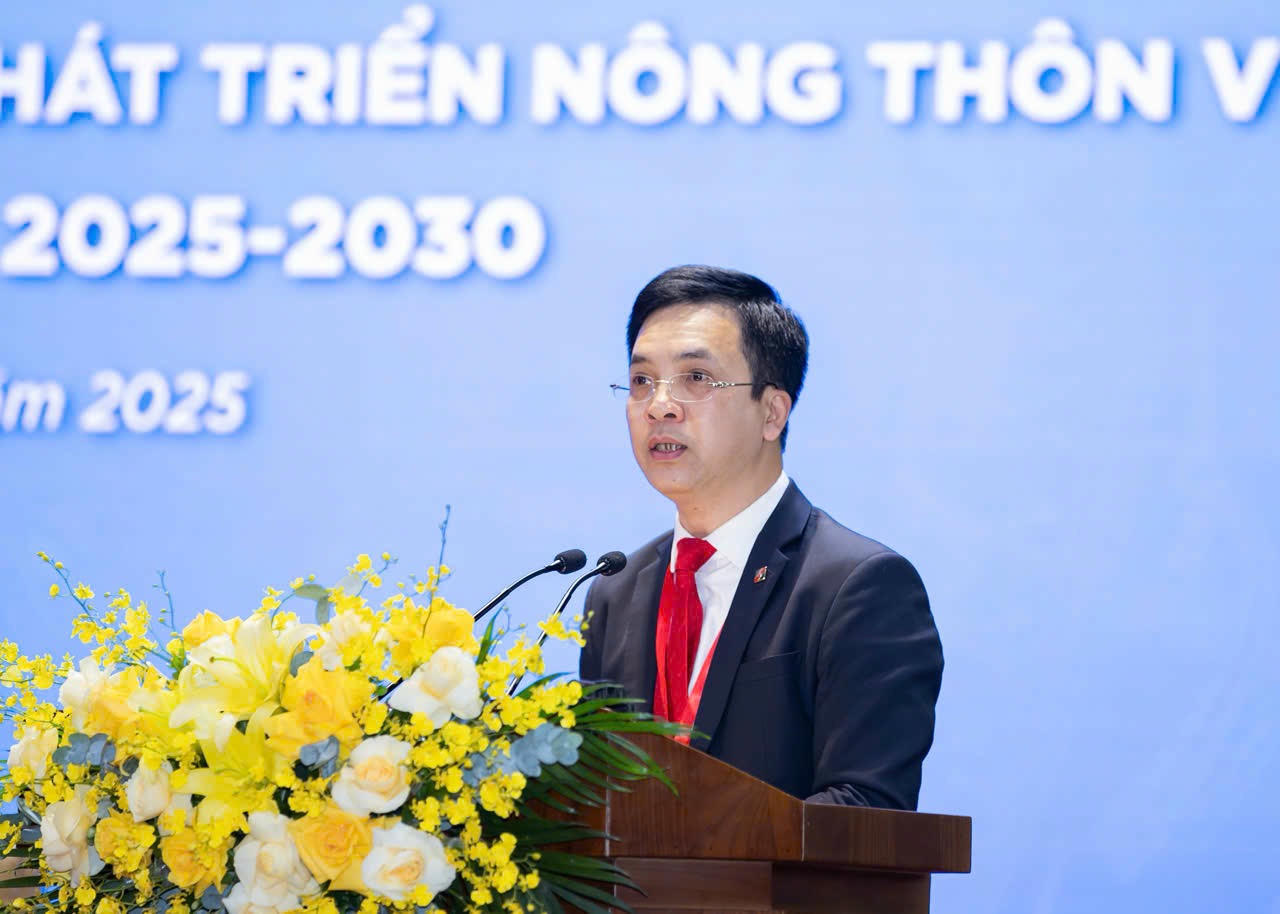 Đồng chí Nguyễn Trung Dũng, Phó Chủ tịch Thường trực Công đoàn trình bày Báo cáo nhiệm kỳ