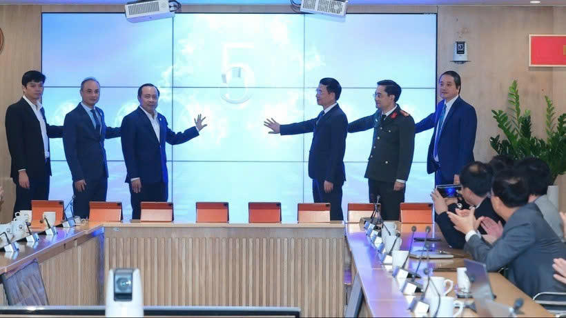 Các đại biểu thực hiện nghi thức bấm nút khai trương hệ thống quản lý trực tuyến các nhiệm vụ khoa học và công nghệ theo thời gian thực của quỹ Nafosted.