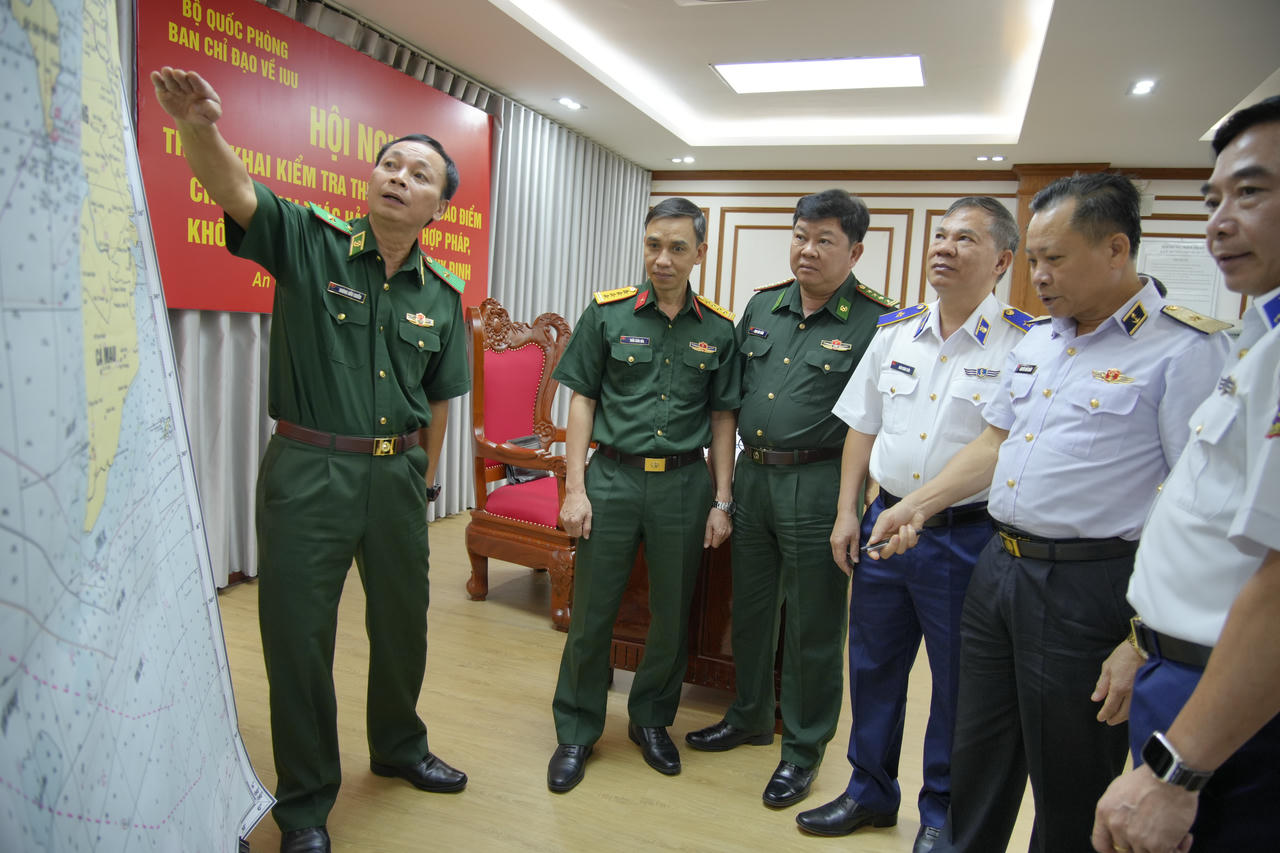 Thiếu tướng Hoàng Hữu Chiến, (bìa trái) Phó Tư lệnh, Tham mưu trưởng Bộ đội Biên phòng, Ủy viên Ban Chỉ đạo Bộ Quốc phòng về phòng, chống khai thác IUU, trưởng đoàn kiểm tra công tác quản lý tàu cá tại Bộ tư lệnh vùng Cảnh sát biển 4.
