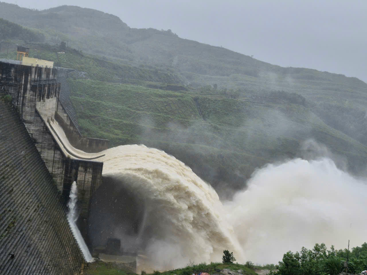 Một thủy điện trên thượng nguồn sông Vu Gia - Thu Bồn điều tiết, xả lũ cuối tháng 10 vừa qua.