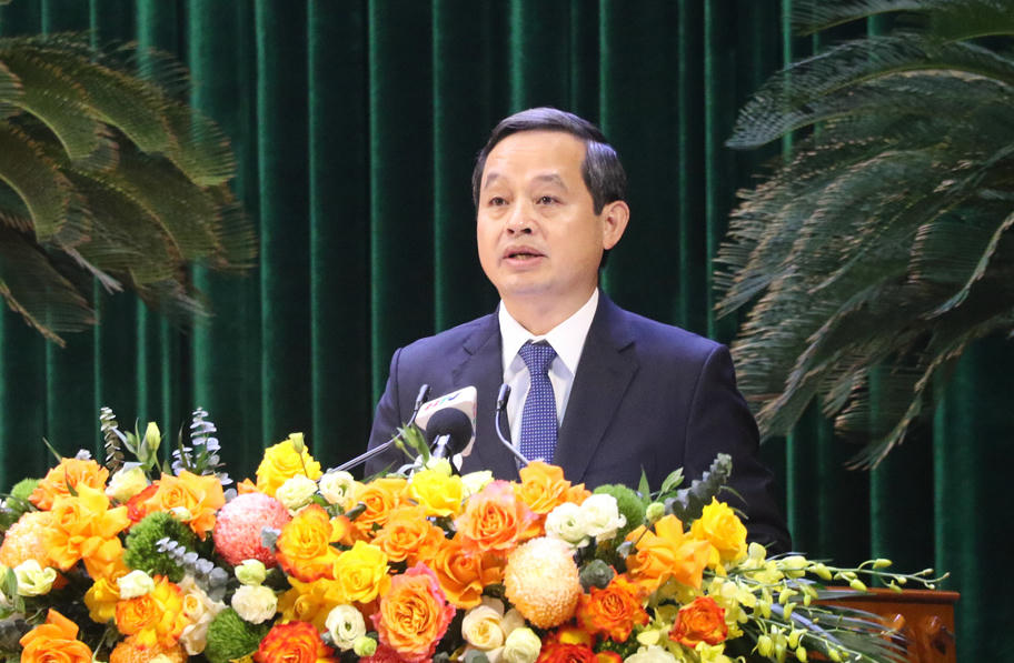 Ông Phạm Hoàng Sơn, Chủ tịch UBND tỉnh phát biểu tại kỳ họp.