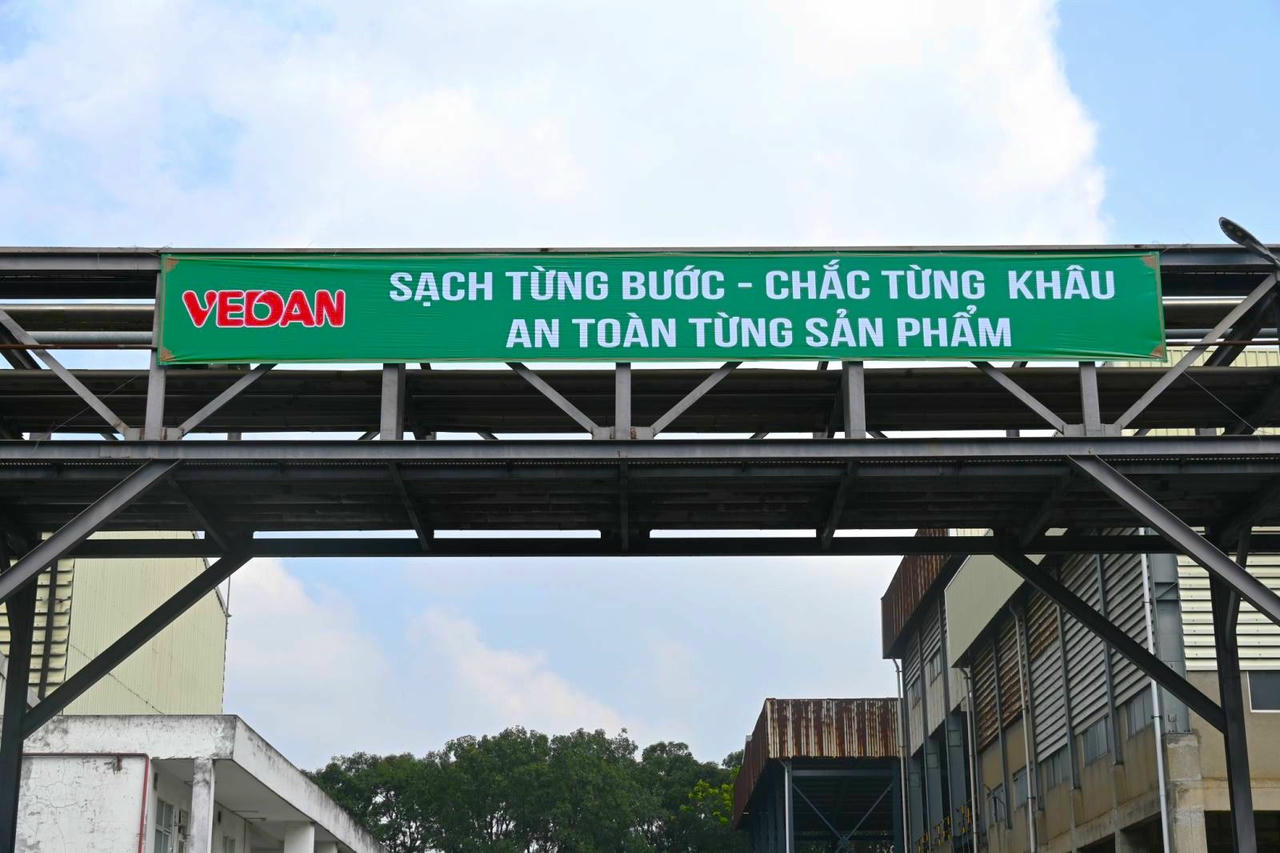 Các băng rôn, khẩu hiệu tuyên truyền được treo khắp công ty với dòng thông điệp là lời nhắc nhở về trách nhiệm với chất lượng và an toàn thực phẩm