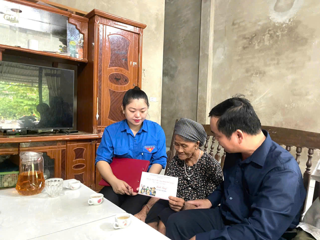 Phong trào “Đền ơn đáp nghĩa”; “Uống nước nhớ nguồn” được duy trì thường xuyên, thể hiện bằng việc hỗ trợ xây dựng nhà tình nghĩa, chăm sóc gia đình chính sách...