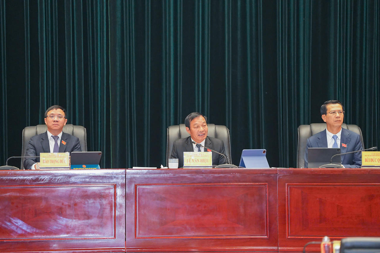  Phó Bí thư Thành ủy, Chủ tịch HĐND TP Lê Văn Hiệu phát biểu tại Kỳ họp.