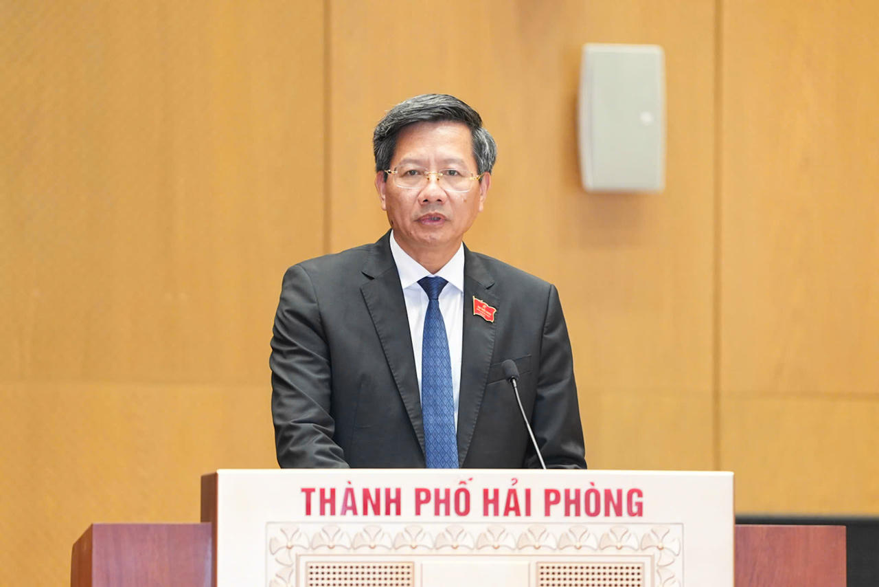 Phó Chủ tịch Thường trực UBND TP Lê Anh Quân&nbsp;báo cáo giải trình những vấn đề cử tri quan tâm.