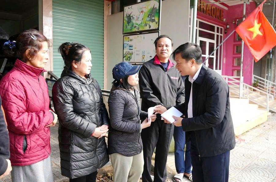 Chủ tịch UBND tỉnh Quảng Trị Lê Hồng Vinh thăm hỏi động viên bà con và chỉ đạo khắc phục hậu quả thiên tai.