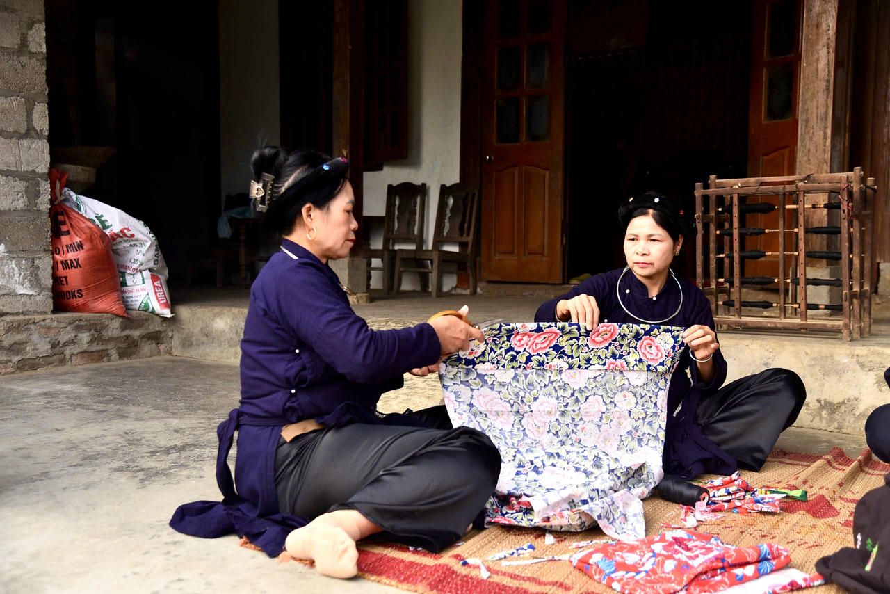 Những người phụ nữ tại xã Nam Cường giữ gìn nghề dệt thổ cẩm truyền thống. (Ảnh: Thanh Tùng)