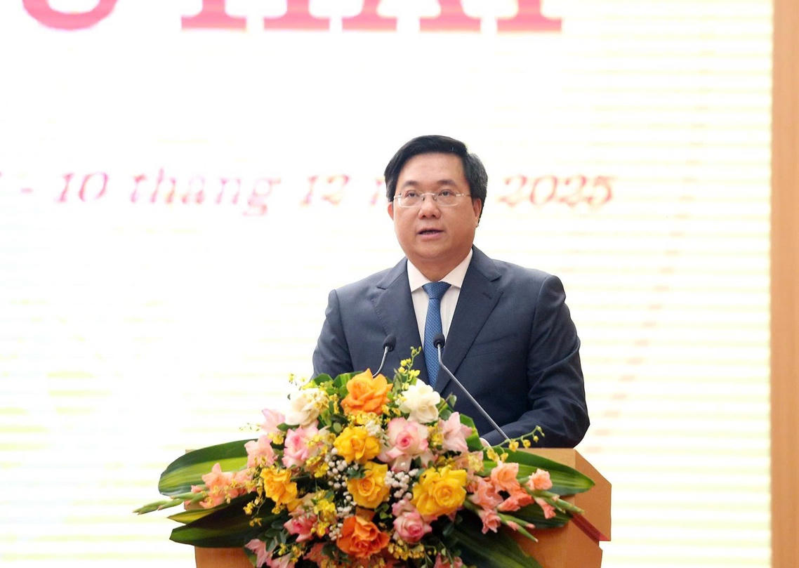 Chủ tịch UBND tỉnh Phú Thọ Trần Duy Đông tập trung làm rõ 6 nhóm vấn đề lớn mà đại biểu và cử tri quan tâm.