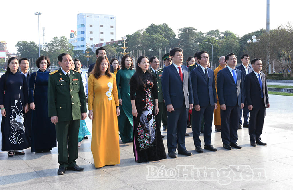 Các đại biểu dâng hương, dâng hoa tưởng niệm đồng chí Nguyễn Đức Cảnh tại Tượng đài đồng chí Nguyễn Đức Cảnh (phường Thái Bình). (Ảnh: Báo Hưng Yên)