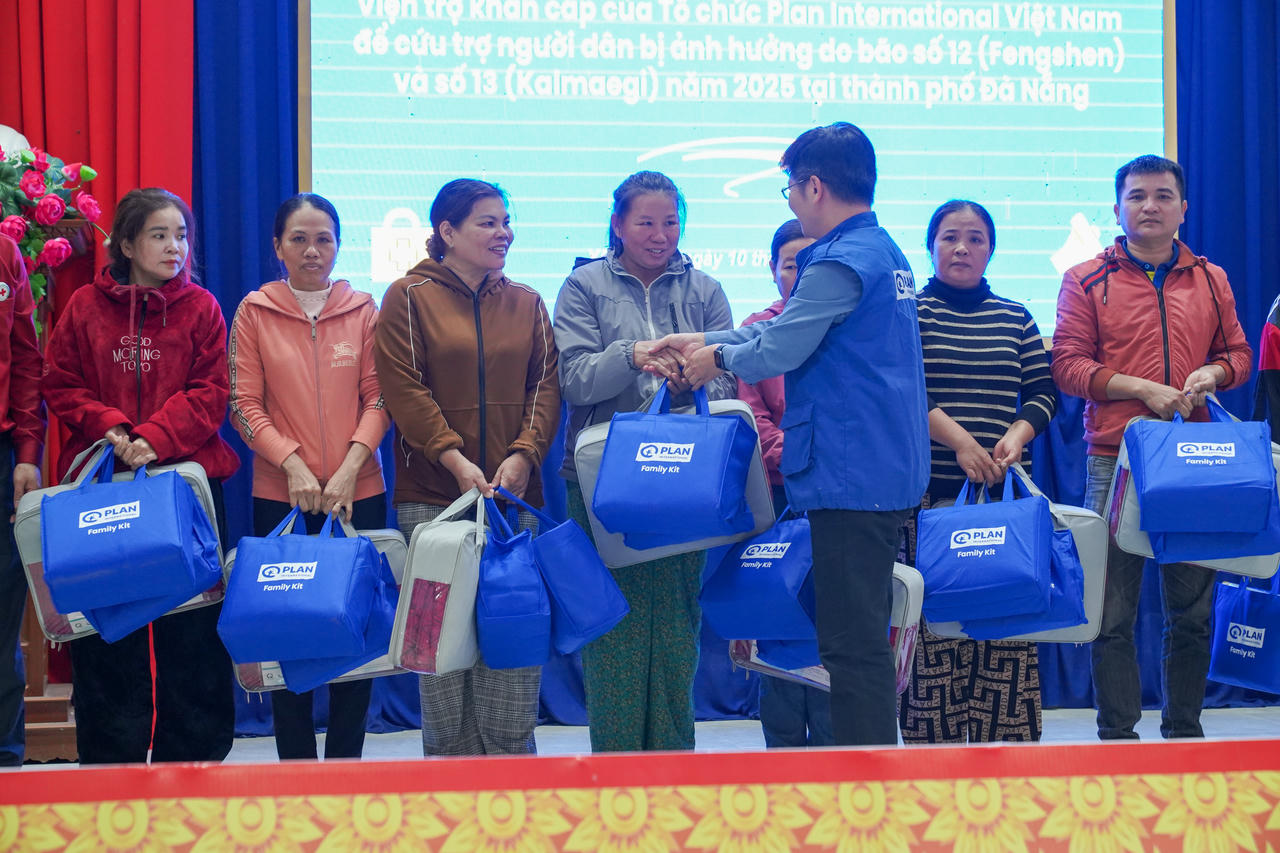 Ngày 10/12/2025, buổi cấp phát đầu tiên đã diễn ra tại xã Gò Nổi và xã Thượng Đức với tổng số người được hỗ trợ là 627, bao gồm trẻ em, phụ nữ mang thai hoặc đang nuôi con nhỏ, người khuyết tật và các hộ gia đình bị thiệt hại nặng. Ảnh Quế Chi/Plan.