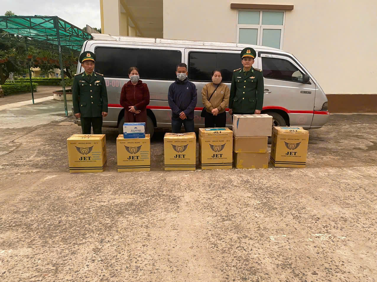 Tang vật 3.950 bao thuốc lá không có giấy tờ và các đối tượng tham gia vận chuyển.