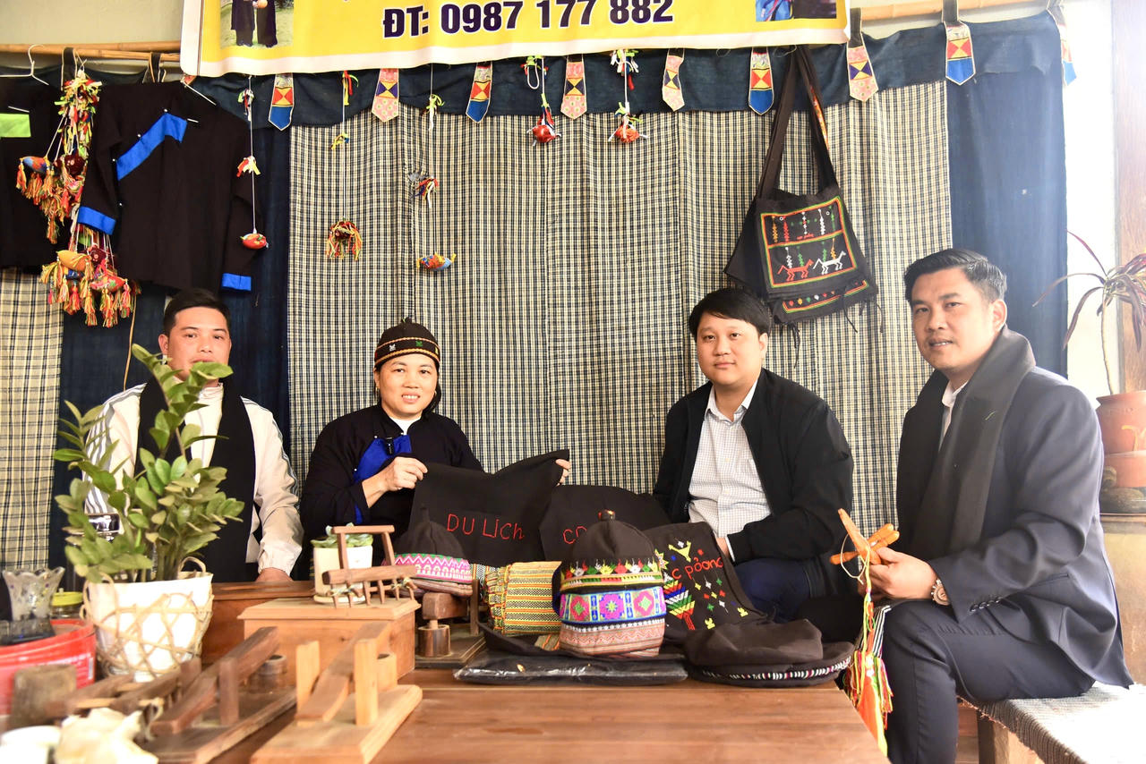 Lãnh đạo xã Nam Cường tới thăm và chia sẻ phương án phát triển các sản phẩm thổ cẩm với gia đình chị Hoàng Thị Huyền. (Ảnh: Thanh Tùng)