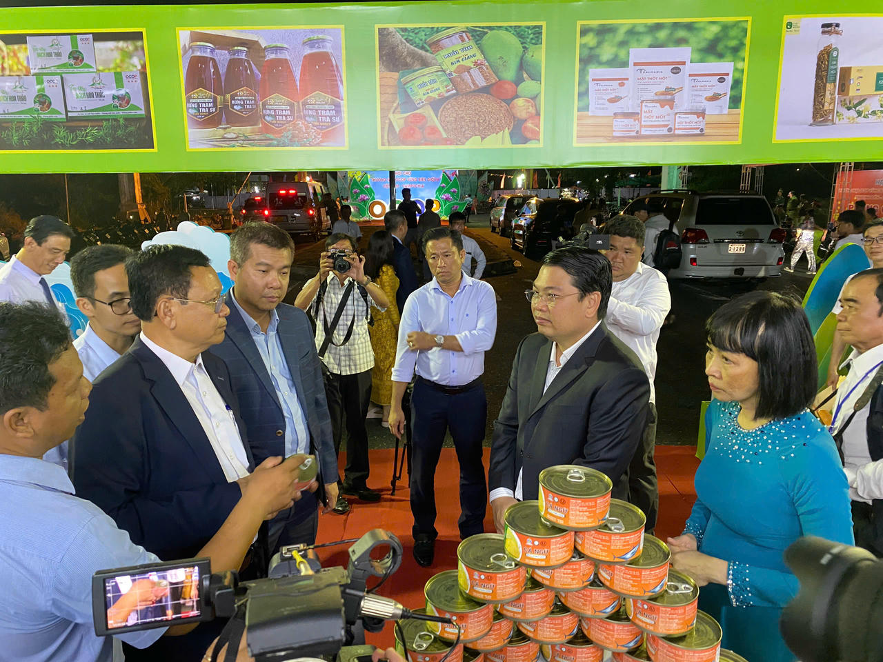 Đại biểu tham quan các gian hàng tại hội chợ.