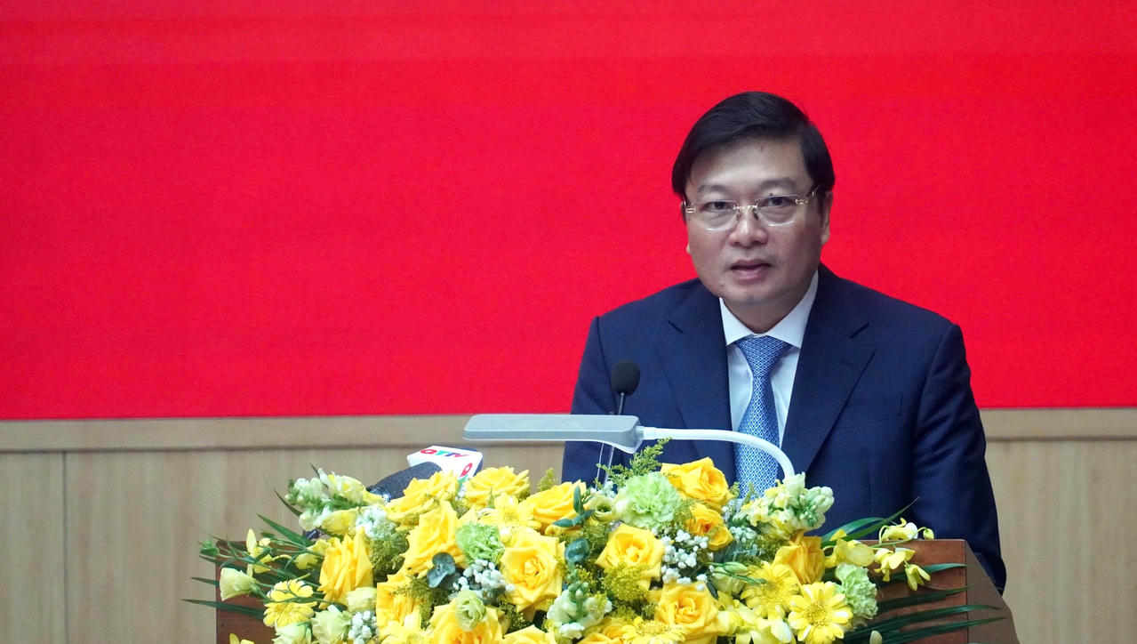 Phó Bí thư Tỉnh ủy, Chủ tịch UBND tỉnh Lê Hồng Vinh phát biểu tại kỳ họp.