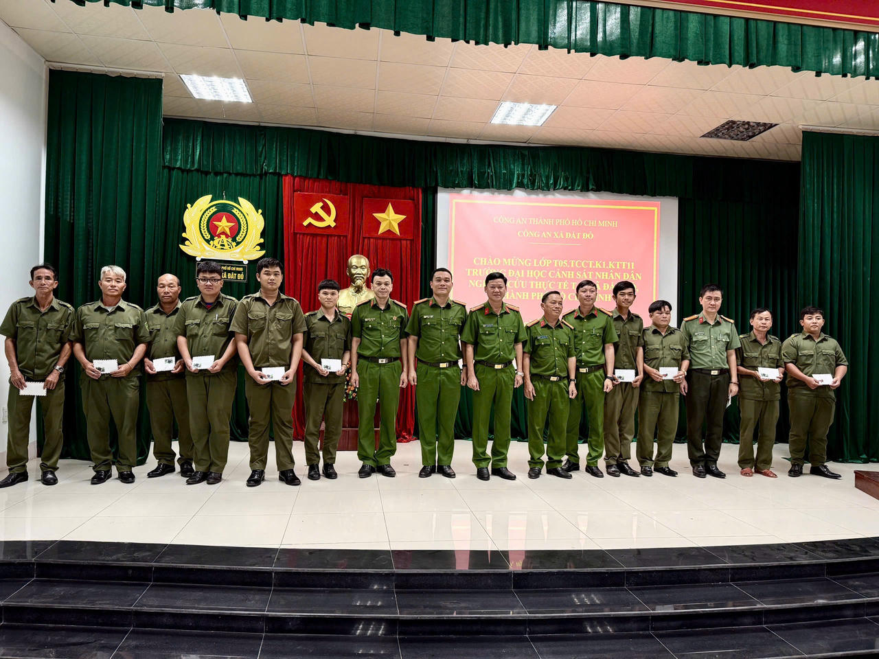 Đoàn công tác tặng quà cho các cán bộ tham gia lực lượng đảm bảo an ninh trật tự tại cơ sở.